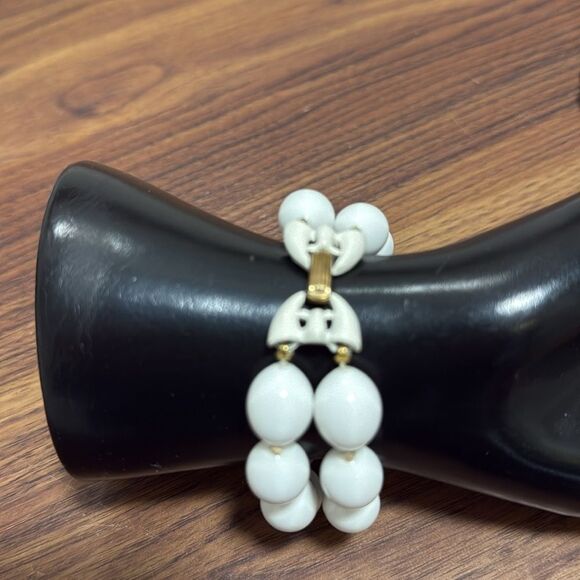 Vintage Crown Trifari White Lucite Bead Necklace & 2 Strand Matching Bracelet. - Picture 6 of 7